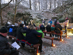 Waldadvent in der Fatima-Grotte (Foto: Karl-Franz Thiede)